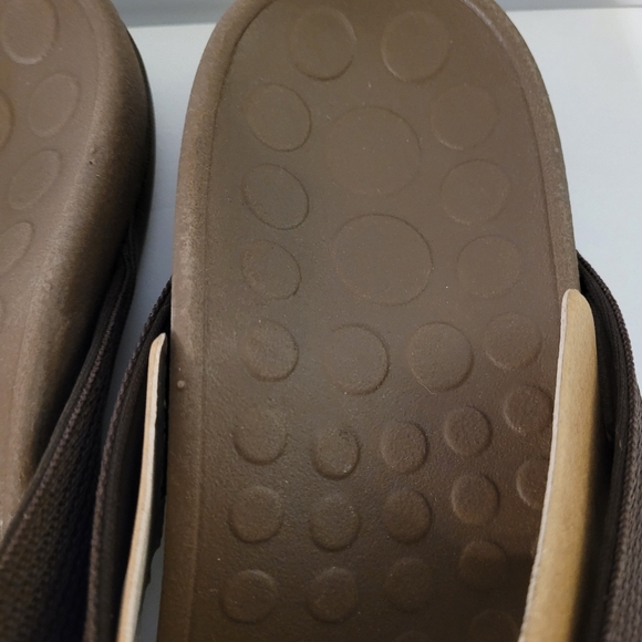 Vionic Brown Flip Flops - Picture 7 of 7